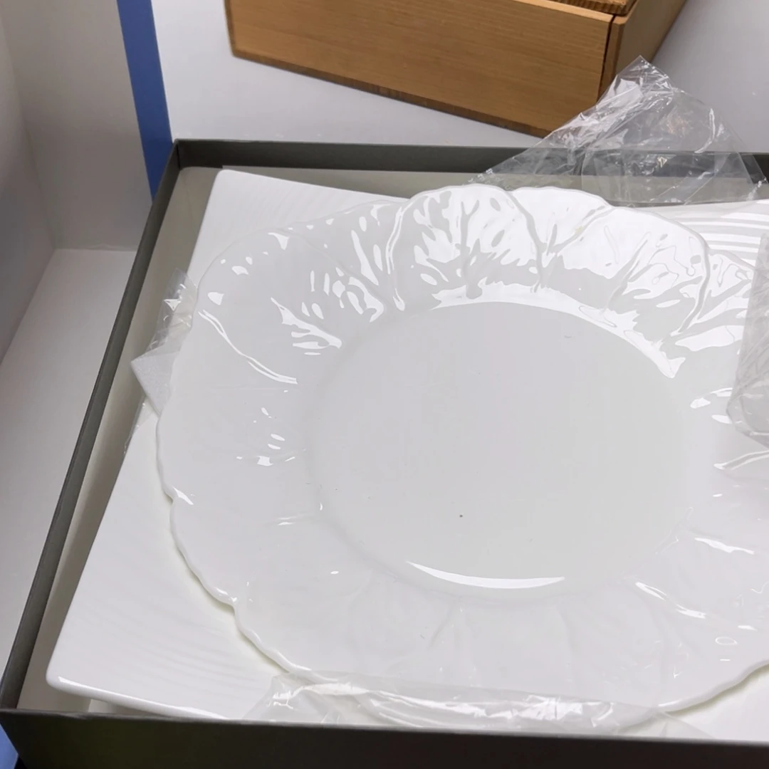 牛***饭瓷片密密麻麻地铺满一