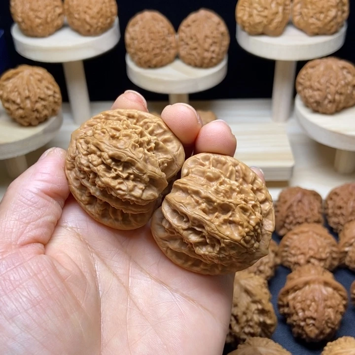 文玩核桃把件42盘龙虎头