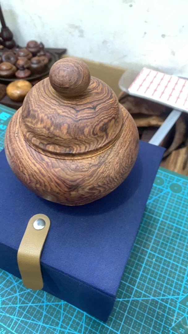 海南黄花梨制作的罐子