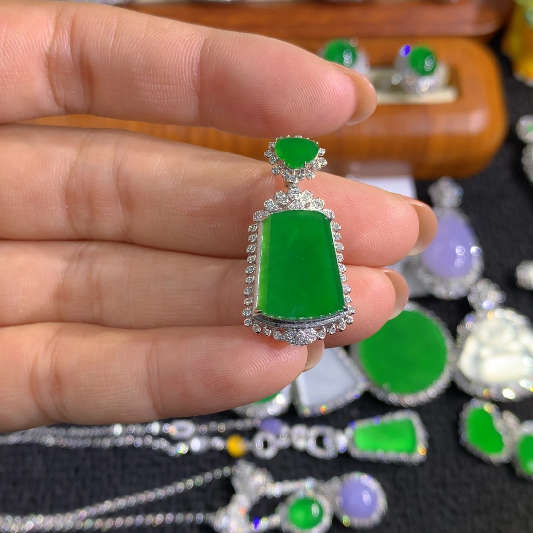 翡翠18K金镶嵌颈饰