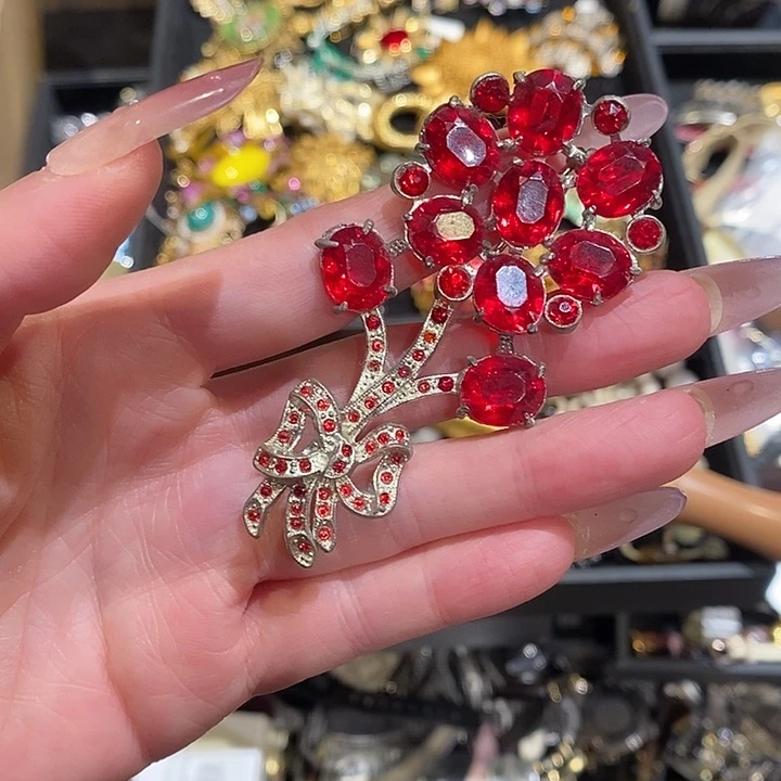 陈***嫂中古香水项链手链耳饰耳钉锆石（处理）