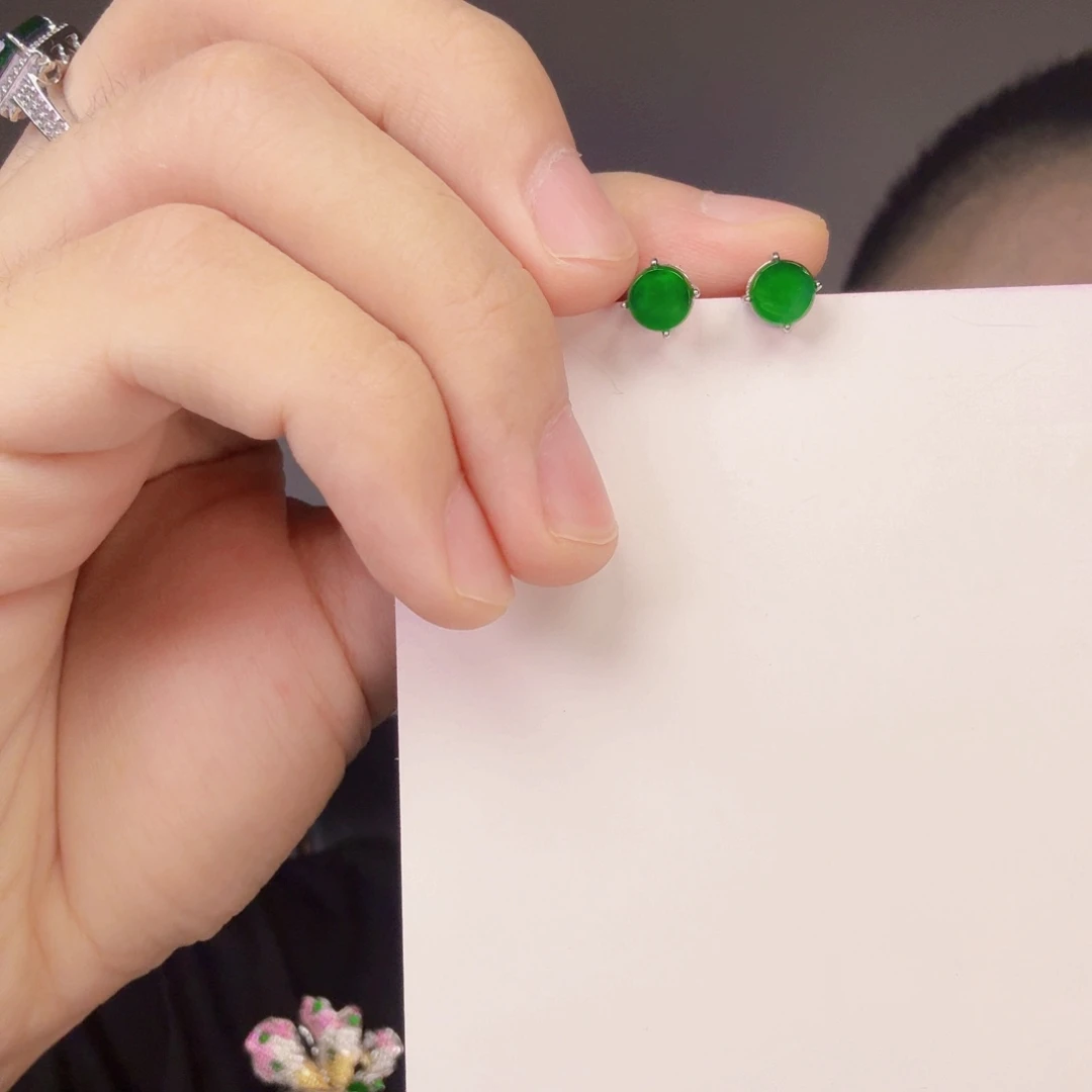 翡翠未镶嵌颈饰一对