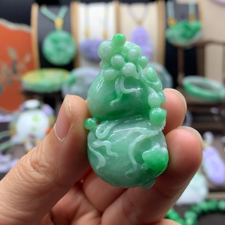 翡翠未镶嵌吊坠(赠链)