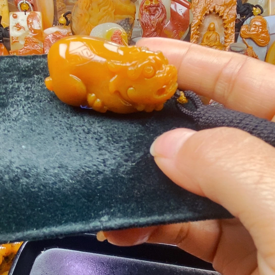 未镶嵌石英质玉（黄龙玉）颈饰