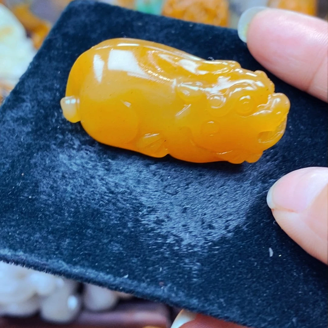 未镶嵌石英质玉（黄龙玉）颈饰