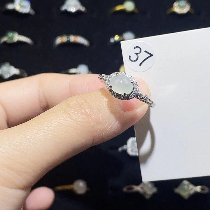 翡翠未镶嵌颈饰戒指