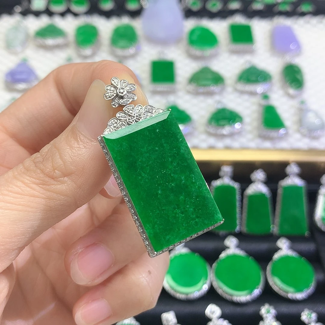 颈饰18K金镶嵌翡翠吊坠