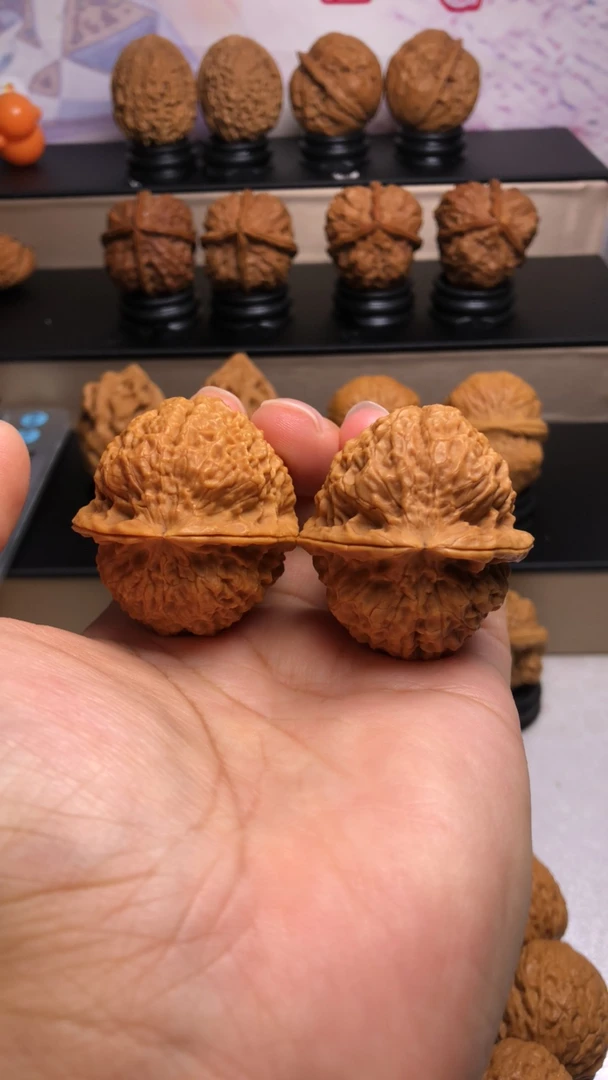 绣花鞋云南野生铁皮核桃文玩