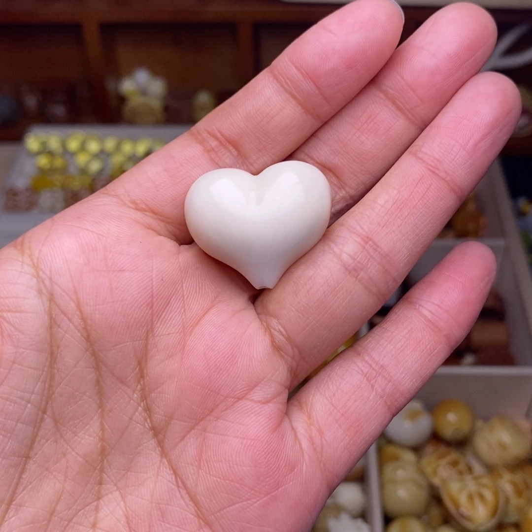 猴头核桃吊坠爱心