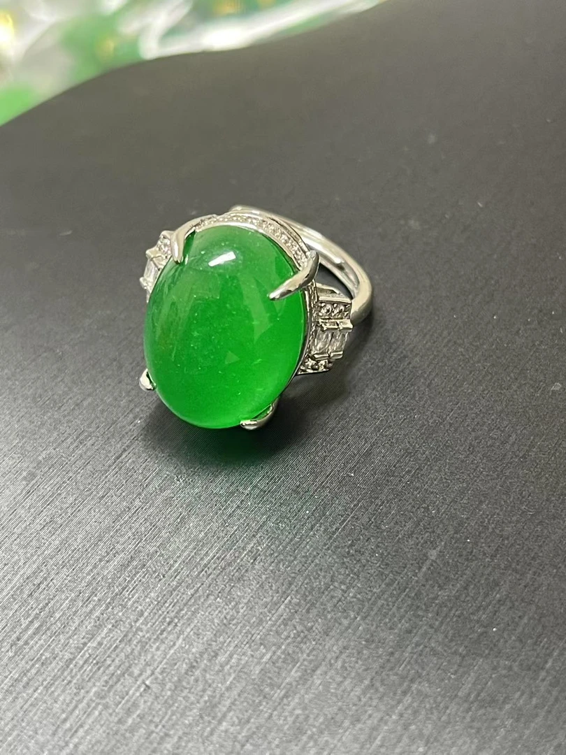 翠绿色戒指时尚气质