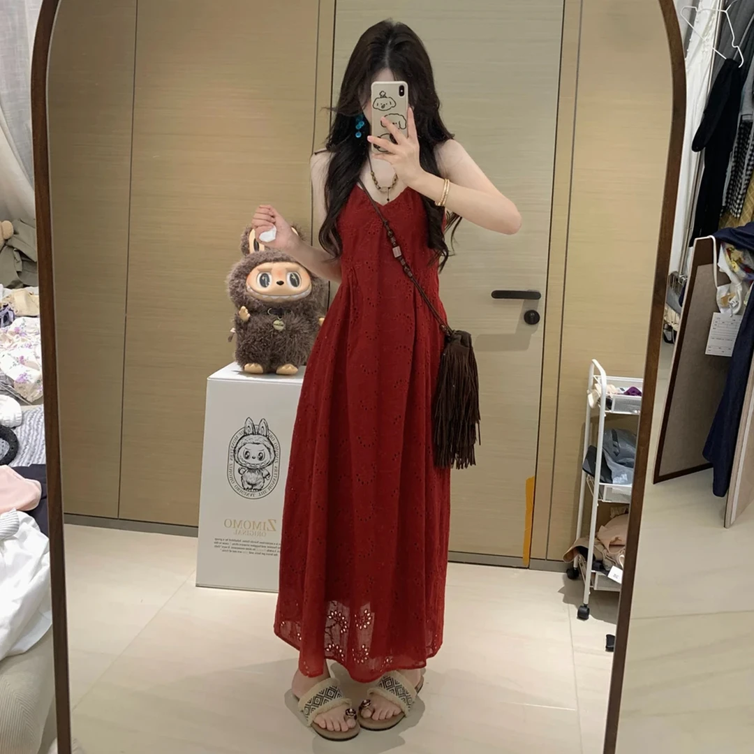 法式复古红色刺绣镂空吊带连衣裙子女新款夏季高级感绝美长裙4770
