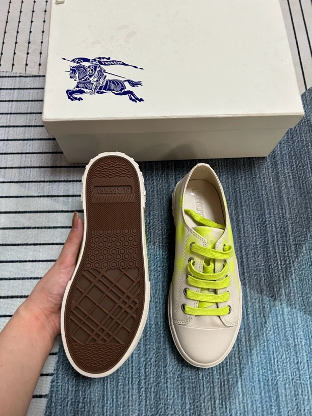 未使用 BURBERRY/博柏利 黄格纹休闲板鞋三五码