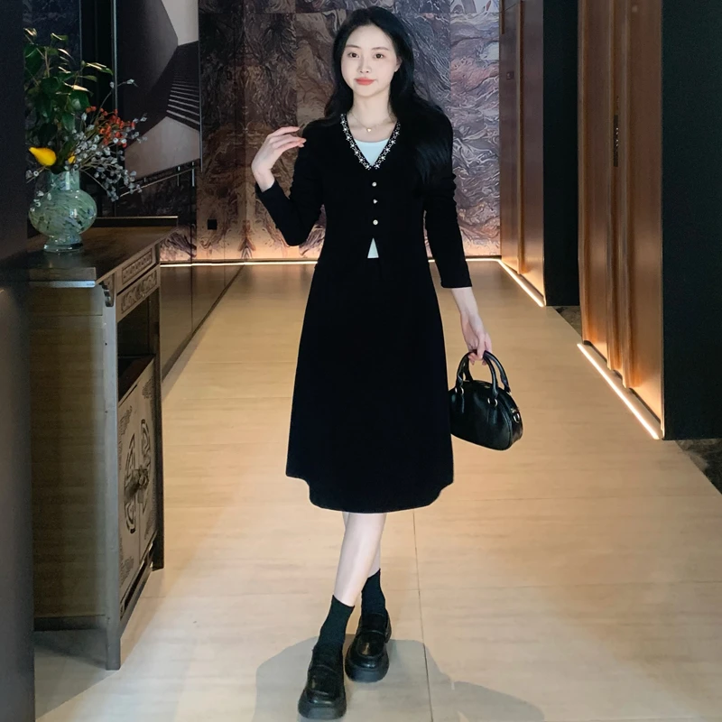 2025秋季新款大码显瘦洋气重工镶钻温柔撞色假俩件V领连衣裙8606