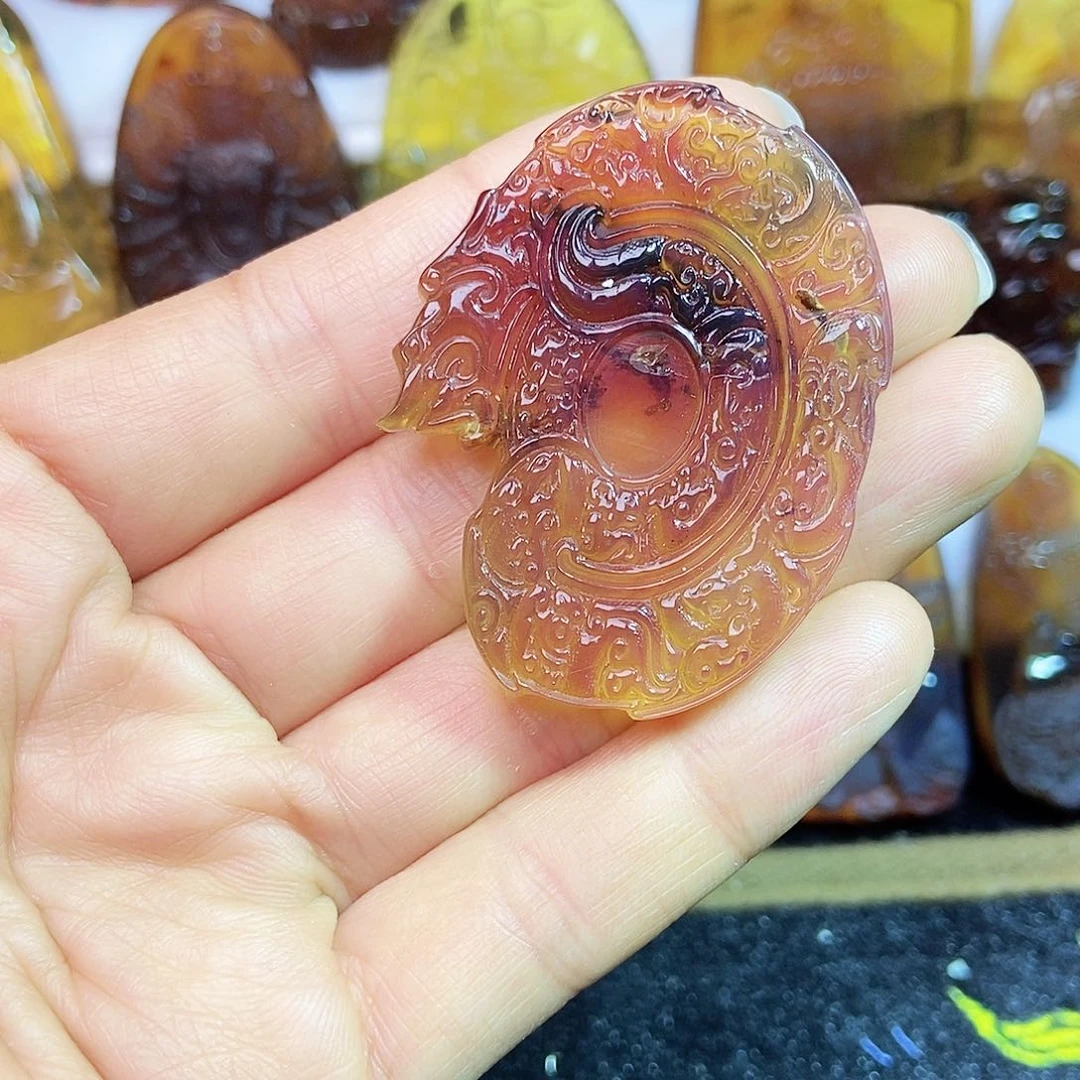 琥珀颈饰未镶嵌仿古龙牌