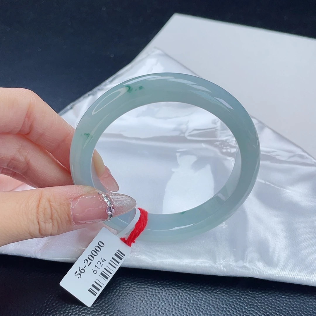 翡翠手镯未镶嵌翡翠