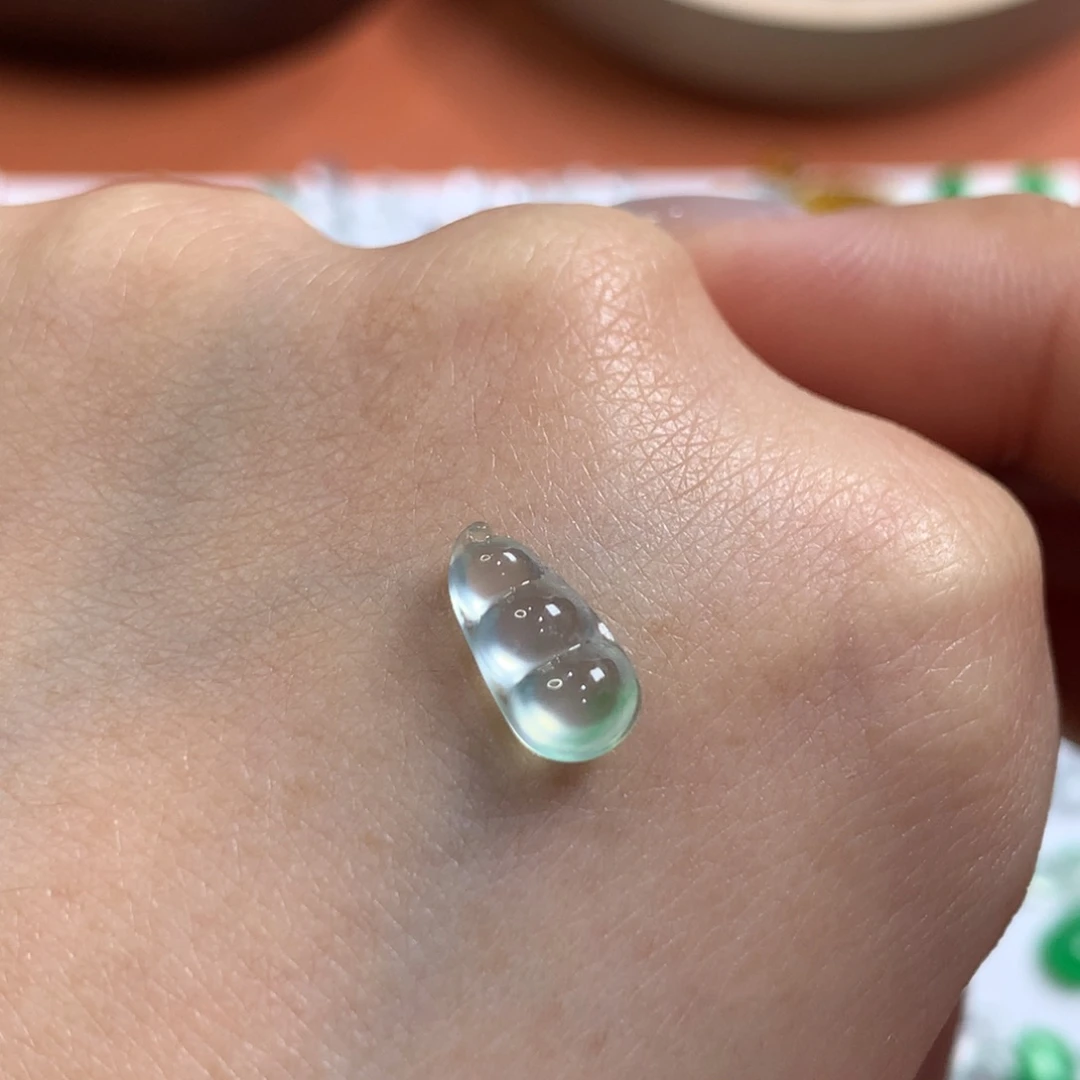 翡翠未镶嵌颈饰顶级玻璃种带飘色豆豆