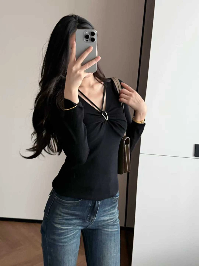 纯欲风软糯针织衫设计感V领收褶挂脖针织上衣性感显瘦打底长袖女