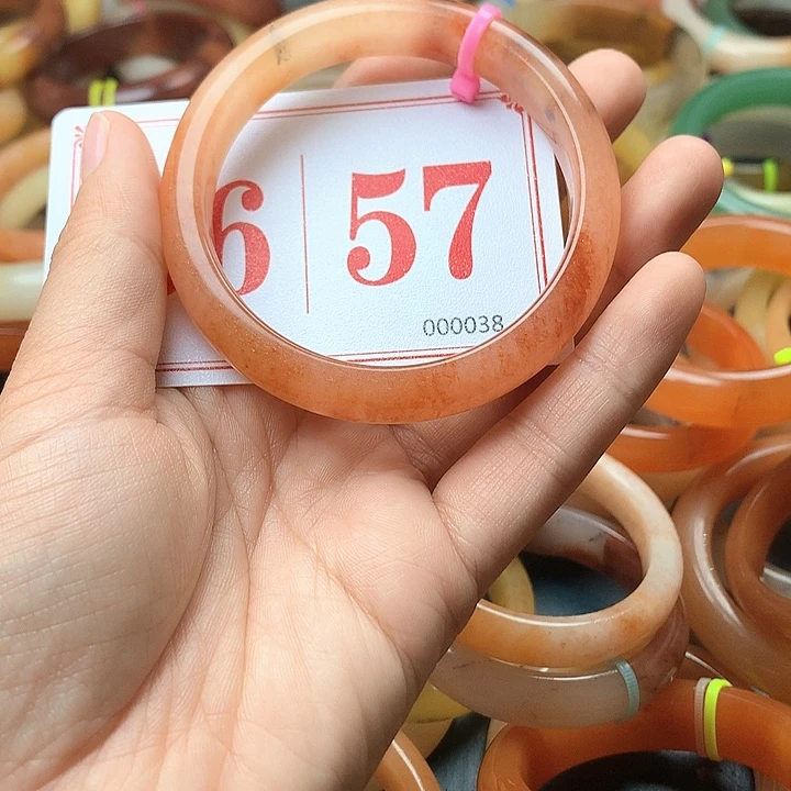 未镶嵌石英质玉（黄龙玉）手镯