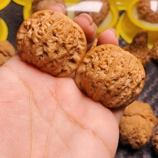 文玩核桃血麒麟一对