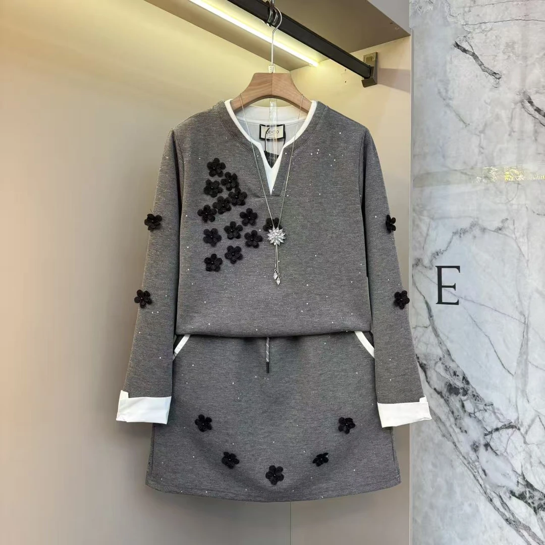 2025欧货显瘦显瘦通勤气质运动花朵胖mm撒星上衣+短裙套装