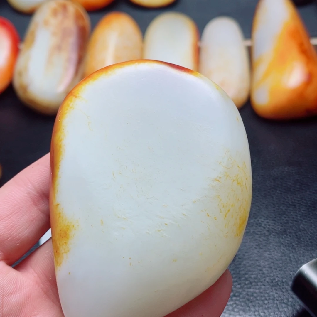 茶***韵和田玉未镶嵌颈饰