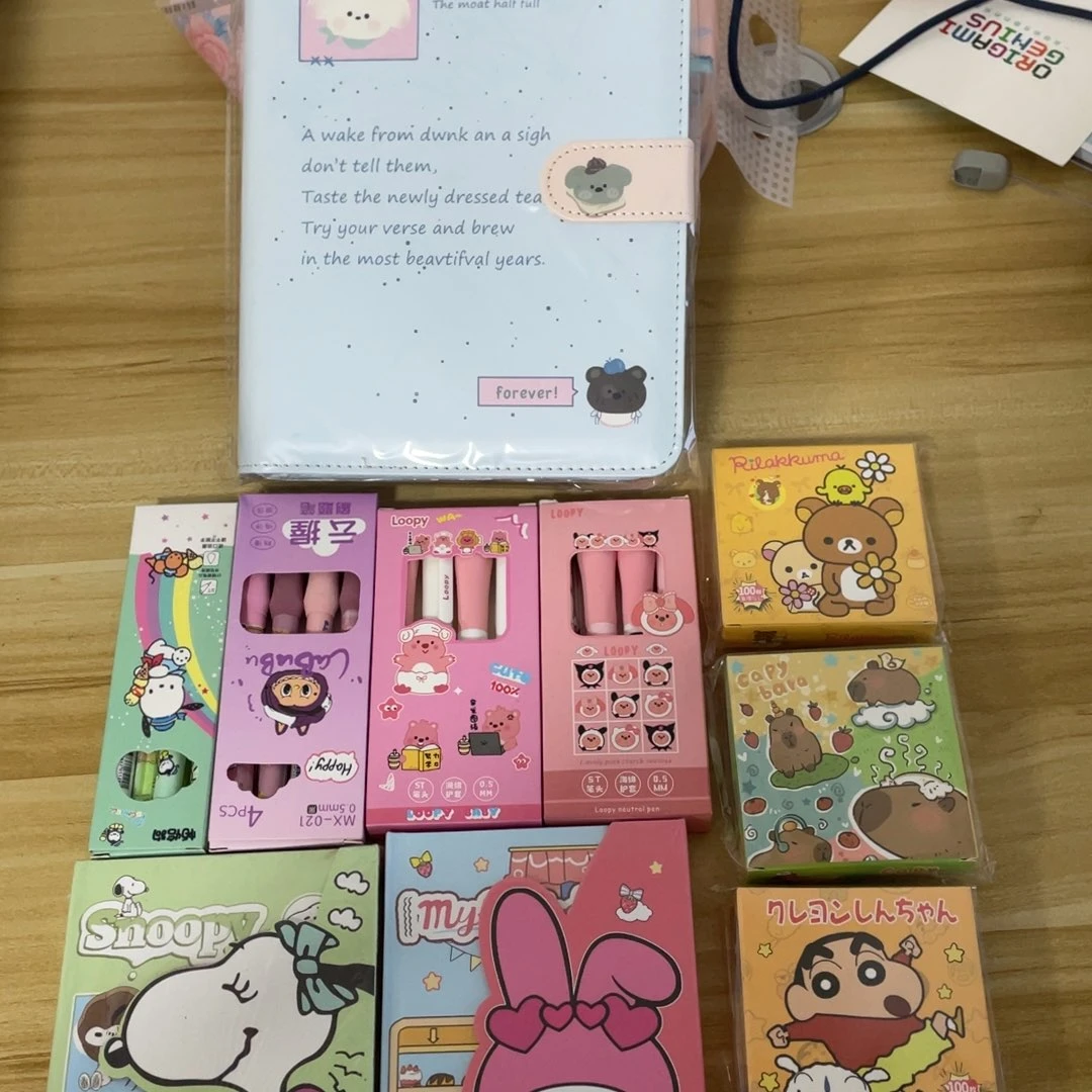 两个三折叠四盒笔四盒贴纸一个蓝色活页