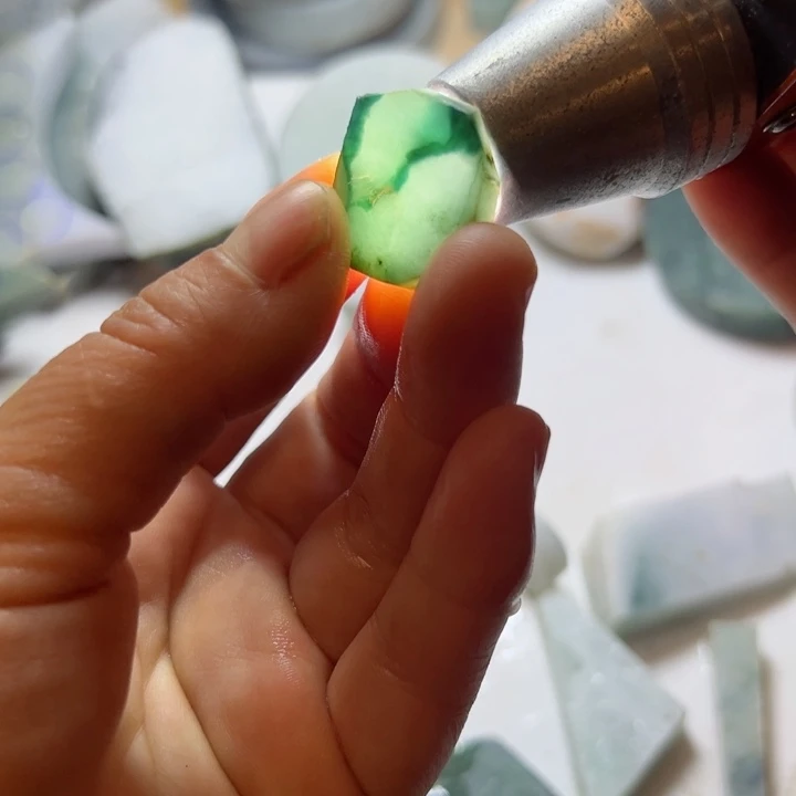 翡翠颈饰未镶嵌萧*湎