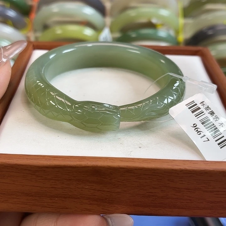 和田玉未镶嵌手镯49+