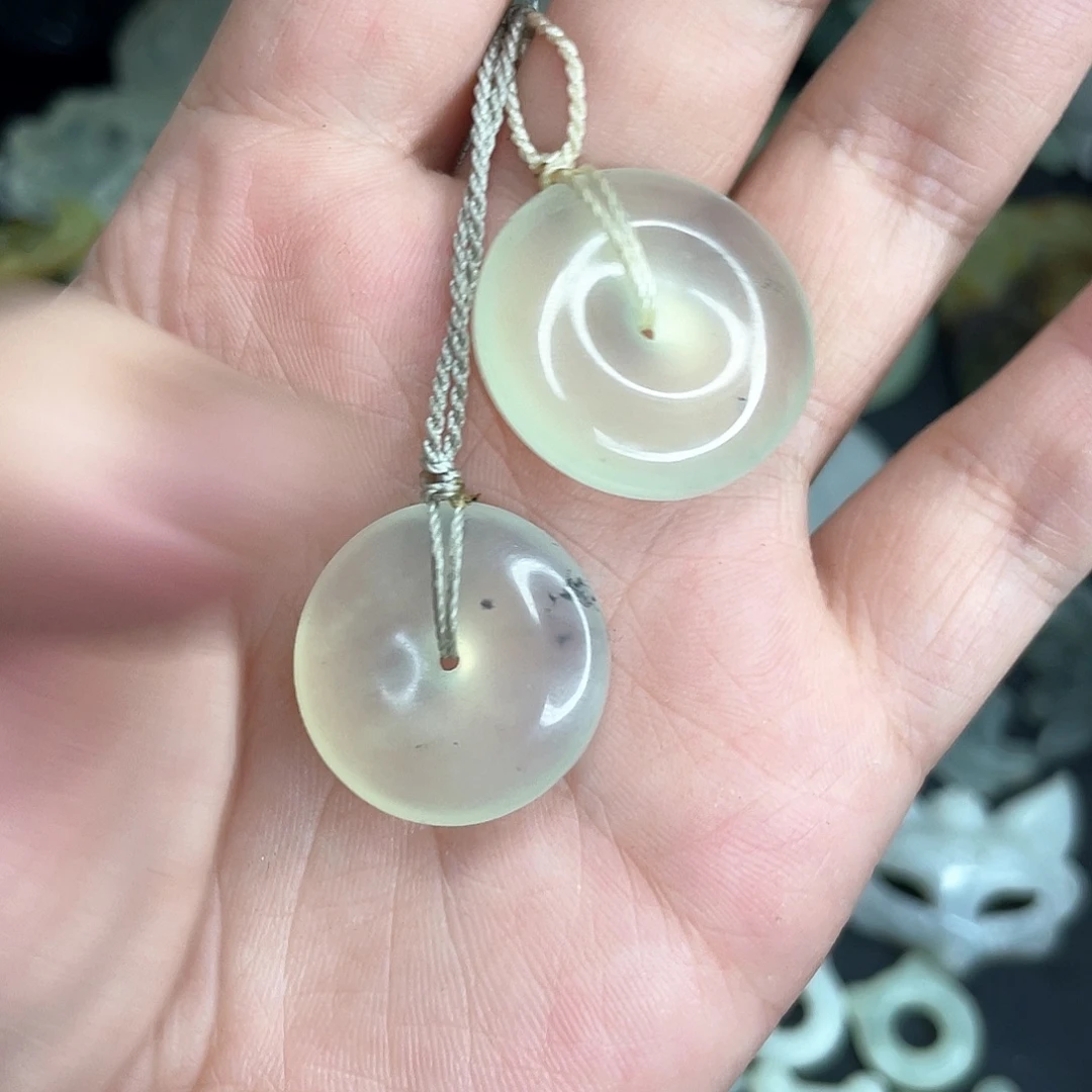 岫玉未镶嵌颈饰平安