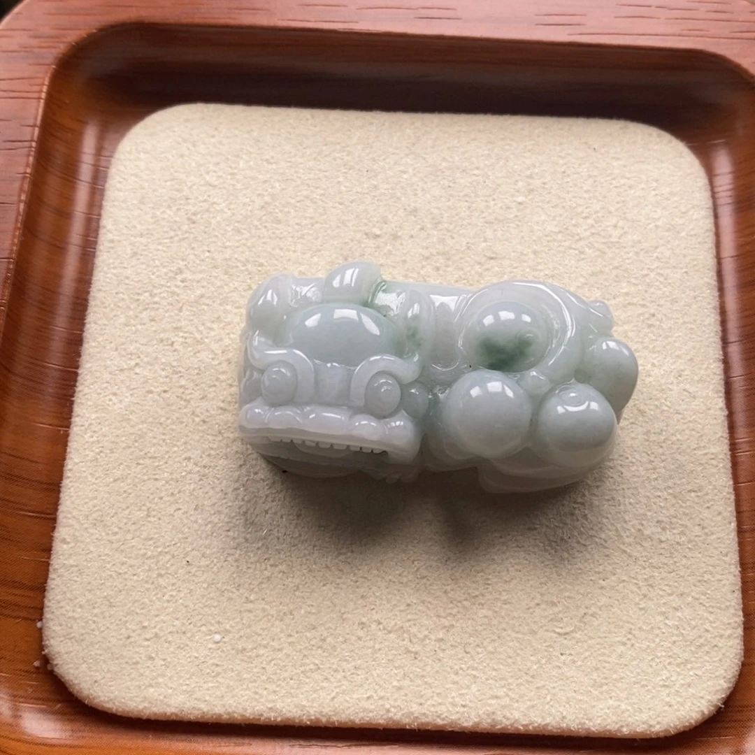 翡翠未镶嵌颈饰霸王貔貅