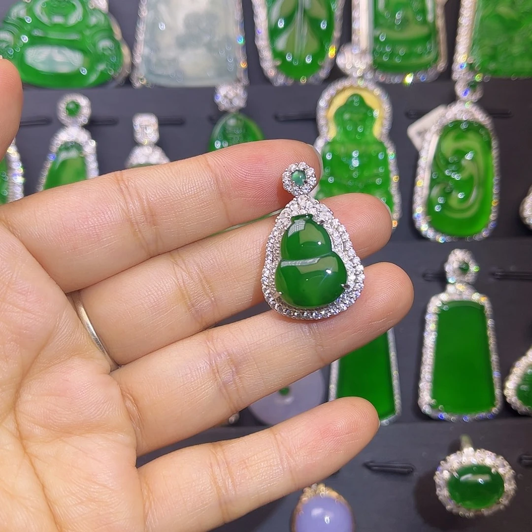 翡翠未镶嵌颈饰葫芦