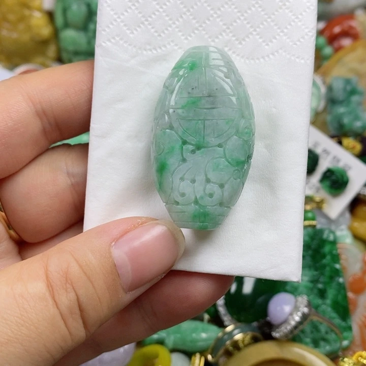 翡翠吊坠(赠链)未镶嵌