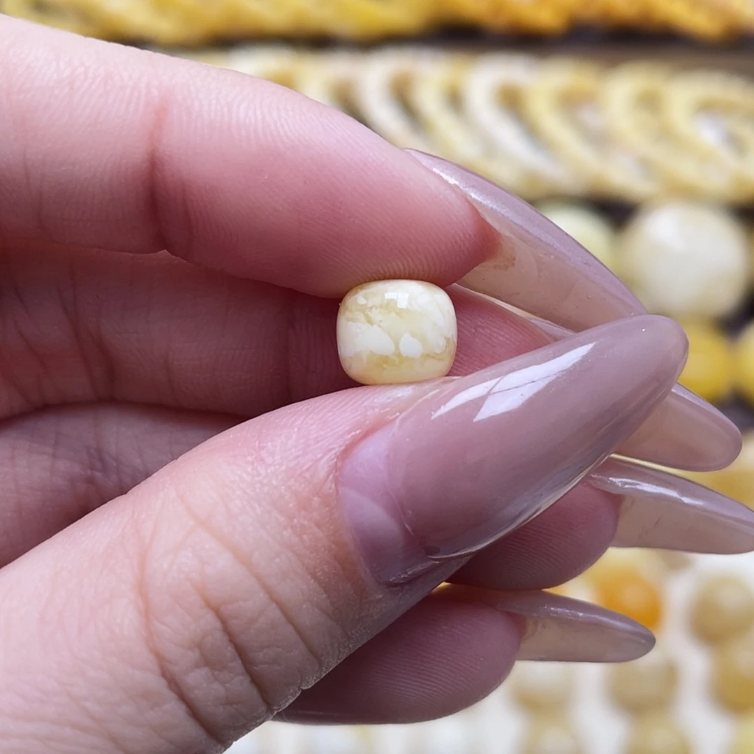 琥珀未镶嵌裸石8.5*7.4mm老型瑕