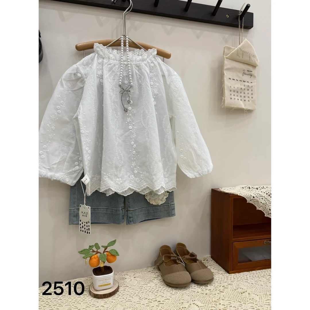 2510米小朵白色刺绣娃娃衫