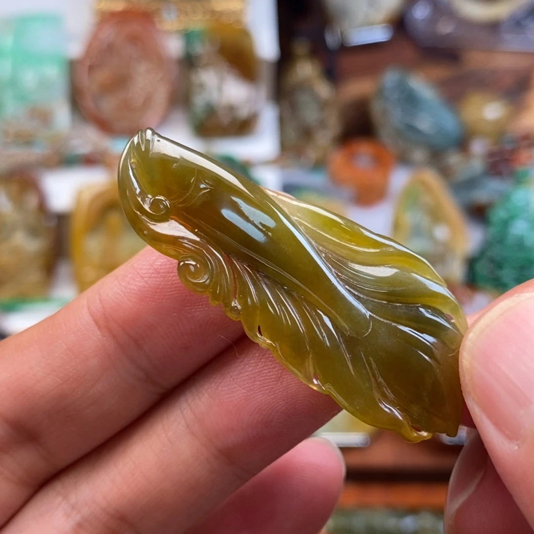 翡翠未镶嵌颈饰金鱼