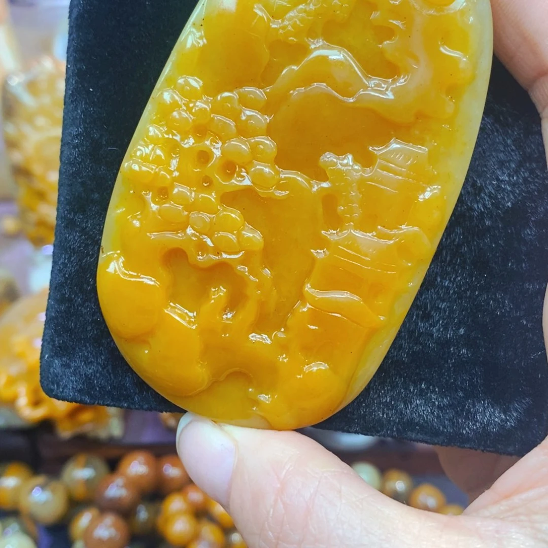 未镶嵌石英质玉（黄龙玉）颈饰
