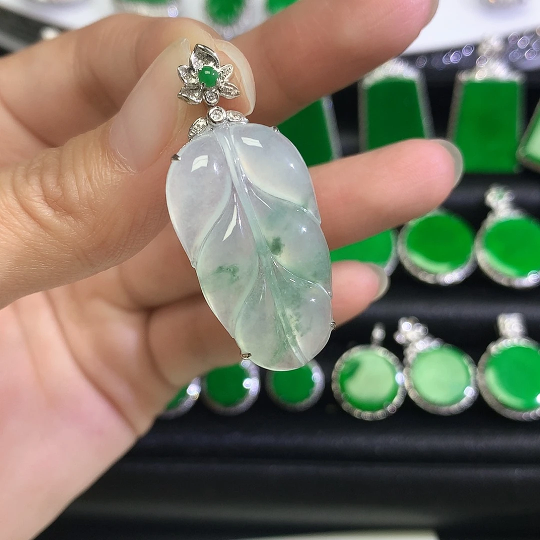 颈饰18K金镶嵌翡翠