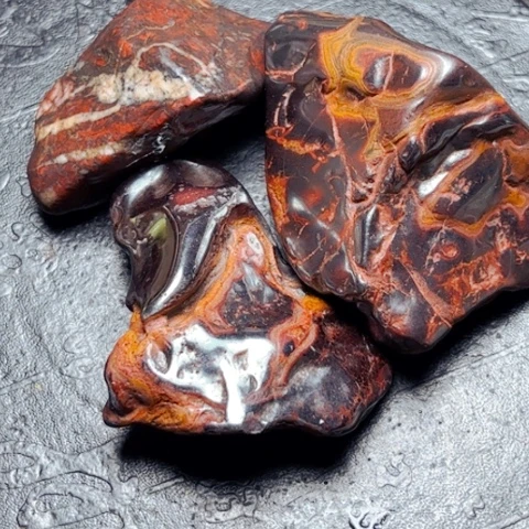 新疆天宝石细胞舍利硅化铁泥工艺品碧玺（处理）石**在