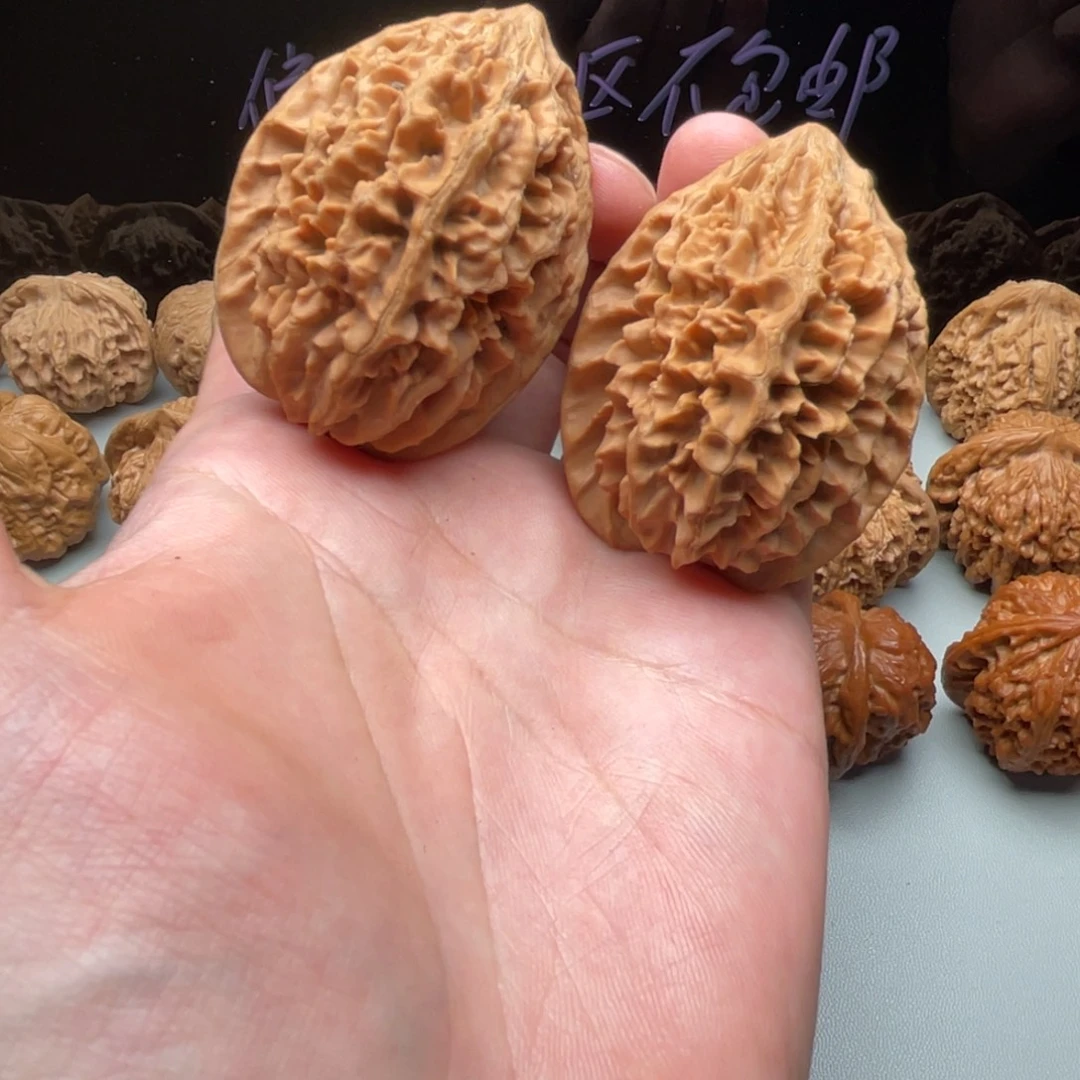 把件核桃43招财鼠，有点磕尖