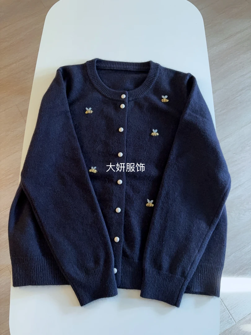 小蜜蜂。藏青。早秋高品质!重工刺绣圆领时尚毛衣针织开衫59201