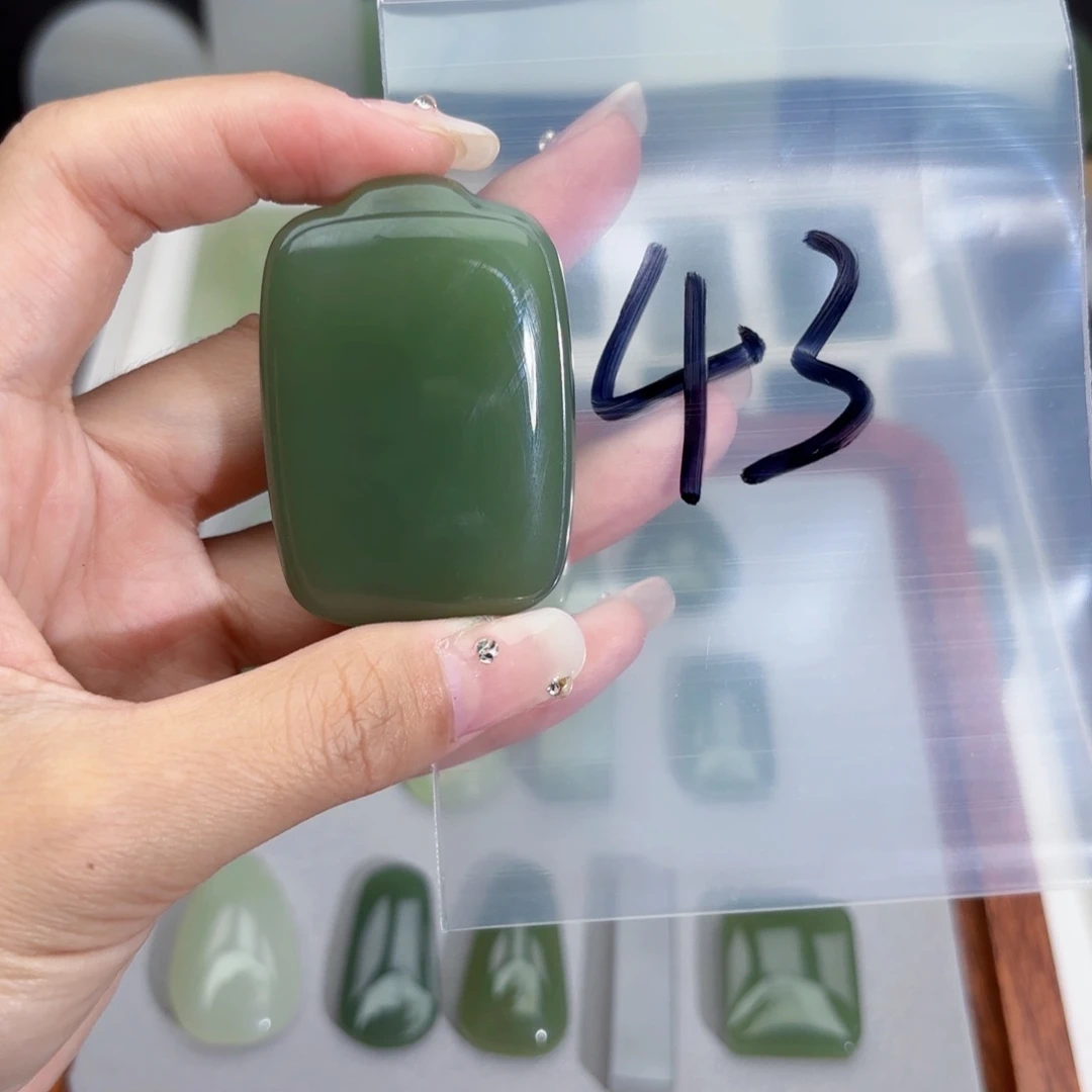 和田玉未镶嵌颈饰山*