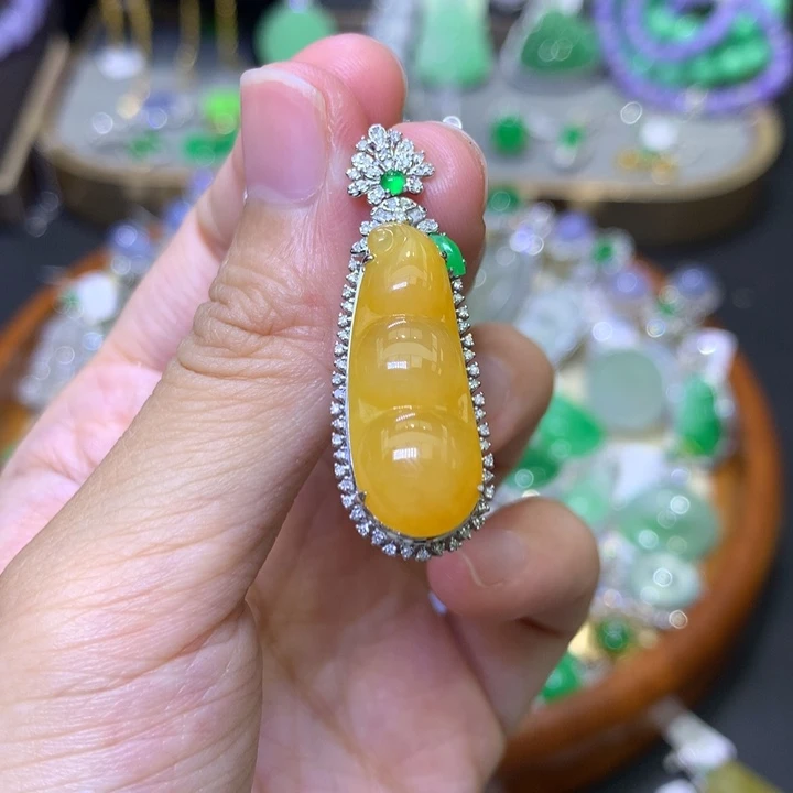 颈饰18K金镶嵌翡翠