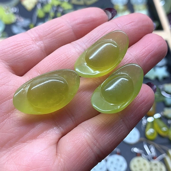 蛇纹石玉颈饰未镶嵌寒**月