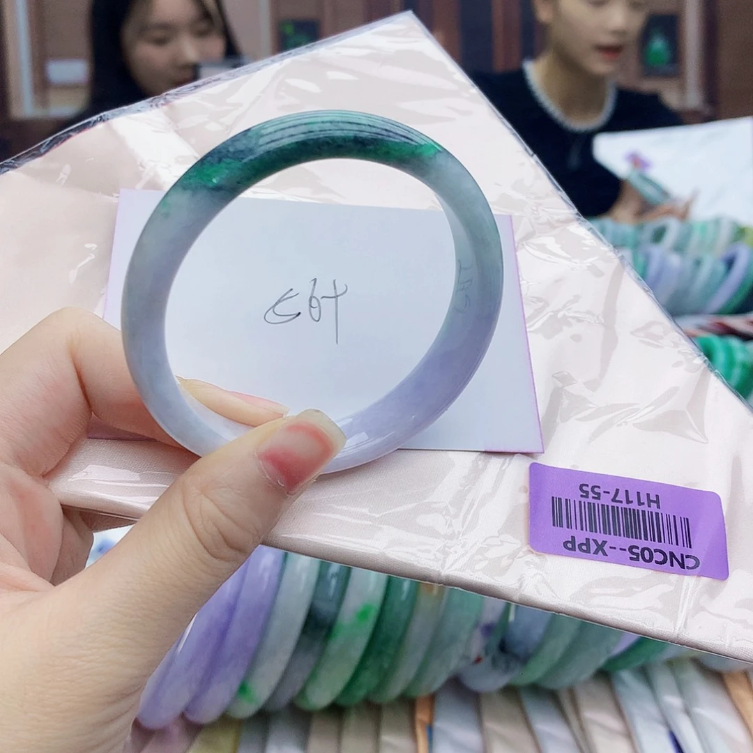 翡翠手镯未镶嵌uughhvjjgg