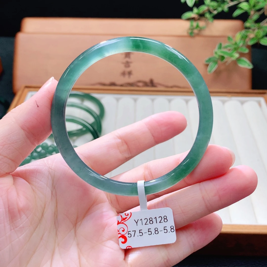 翡翠未镶嵌手镯（圆镯）