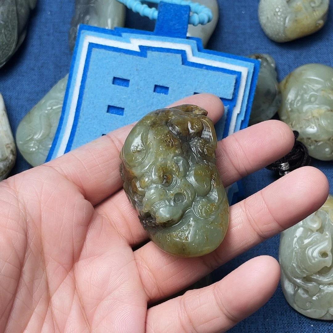 萨***斯和田玉未镶嵌颈饰