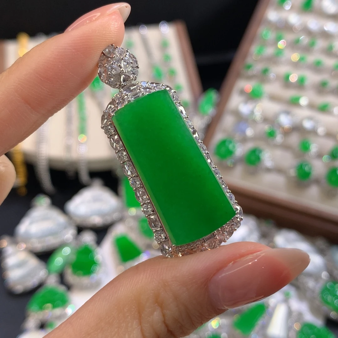 翡翠18K金镶嵌颈饰无事牌