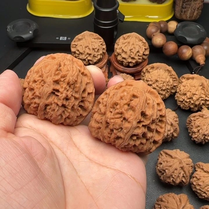 v***v45尺微瑕南疆石文玩核桃