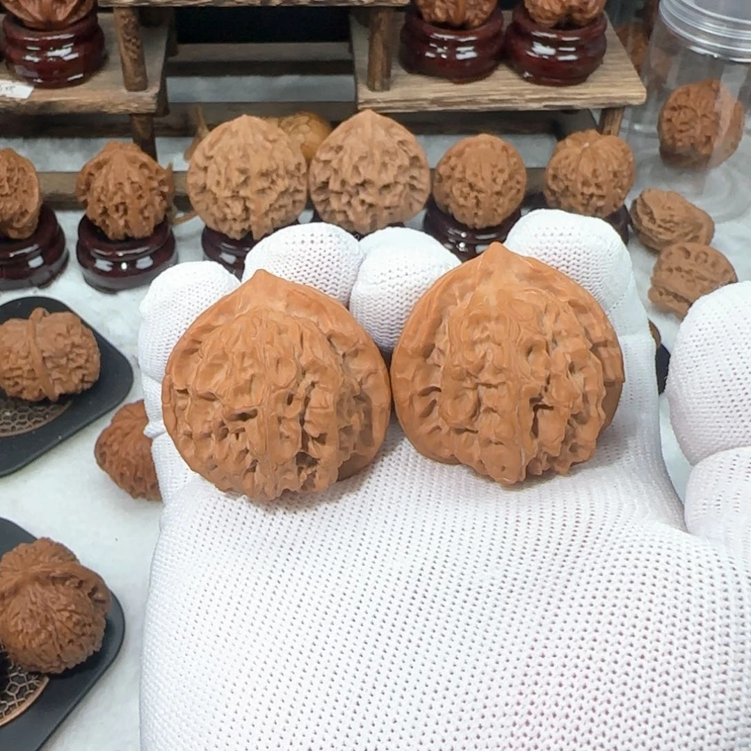 文玩核桃吊坠梨木台