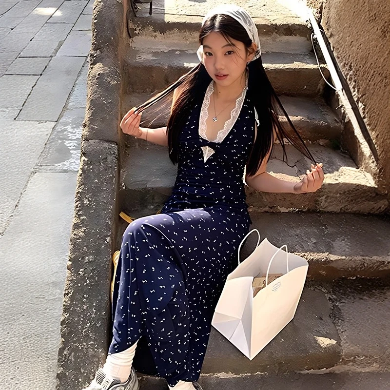 法式蕾丝挂脖V领碎花连衣裙女2025夏季新款收腰设计感度假长裙子